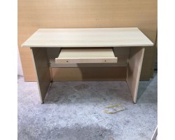 THANH LÝ BÀN LÀM VIỆC KHÔNG HỘC CÓ RAY BÀN PHÍM